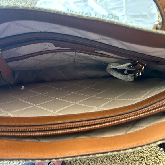 Micheal Kors Voyager Bag - Picture 3 of 4